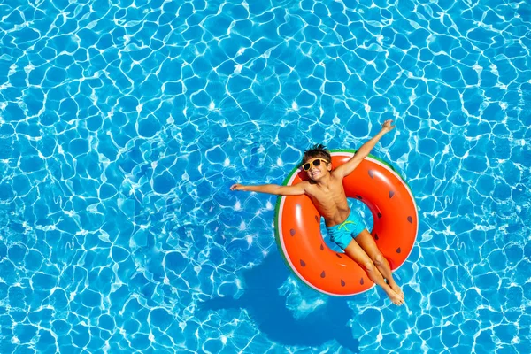 Glücklicher Kleiner Junge Schwimmt Auf Aufblasbarer Melonenfarbe Ring Ansicht Von — Stockfoto