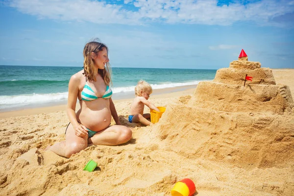 Ciężarna Matka Bawić Się Małym Blond Maluch Chłopiec Plaży Morskiej — Zdjęcie stockowe