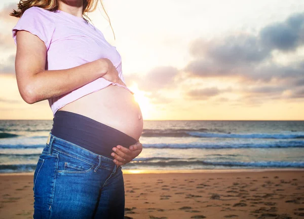 Photo Rapprochée Une Femme Enceinte Pendant Les Vacances Sur Plage — Photo