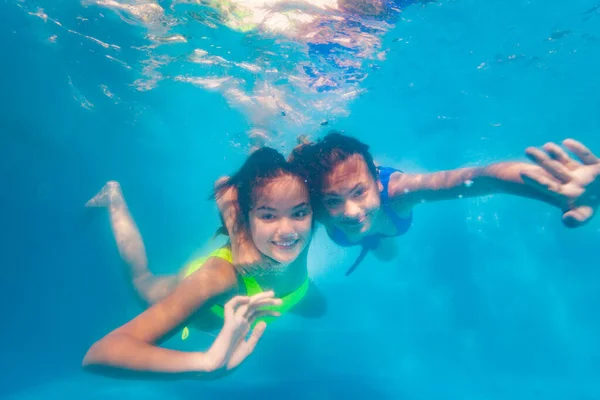 Two Happy Teenage Girls Swim Together Hugging Underwater Pool Smiling — Stock Photo, Image