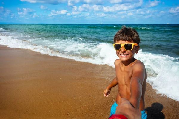 Netter Kleiner Junge Mit Sonnenbrille Zieht Elternhand Zum Meer Mit — Stockfoto