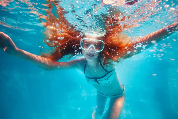 Piękny Podwodny Portret Uśmiechniętej Dziewczynki Długimi Włosami Masce Nurkowej Basenie — Zdjęcie stockowe