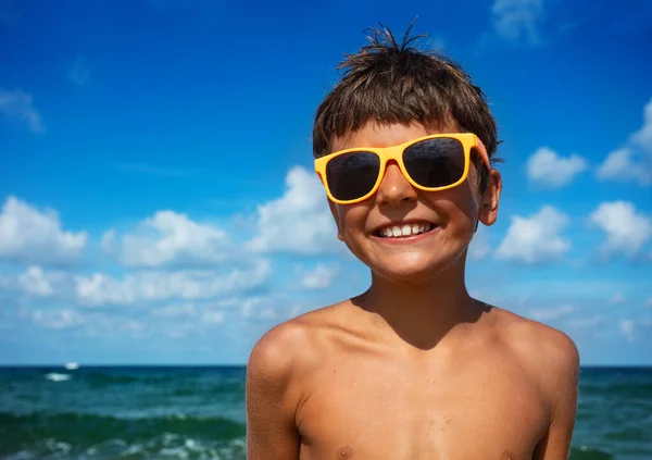 Κοντινό Χαρούμενο Πορτρέτο Του Χαμογελαστού Αγοριού Γυαλιά Ηλίου Φόντο Θάλασσα — Φωτογραφία Αρχείου