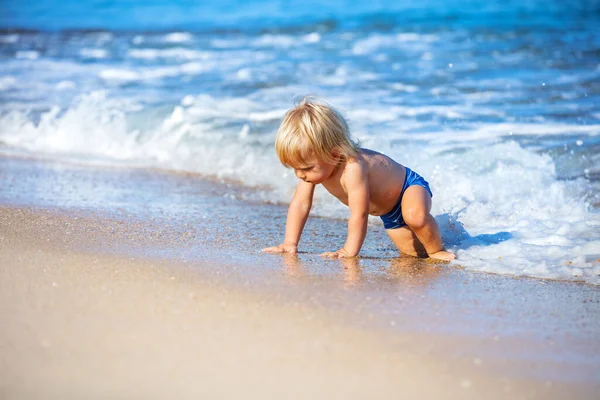 Felice Piccolo Bambino Giocare Strisciando Correndo Dalle Onde Del Mare — Foto Stock