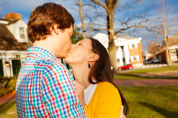 Unga Glada Par Kyss Nära Stående Stå Offentlig Park Profil — Stockfoto