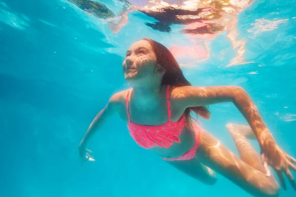 Retrato Submarino Lado Una Hermosa Chica Nadando Piscina —  Fotos de Stock