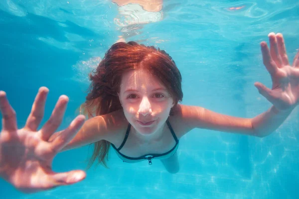 Mooi Vriendelijk Portret Van Het Meisje Tonen Handpalmen Glimlachen Zwemmen — Stockfoto