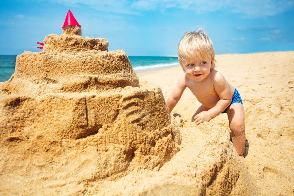 Bellissimo Castello Sabbia Piccolo Bambino Salire Esso Sulla Spiaggia Del — Foto Stock