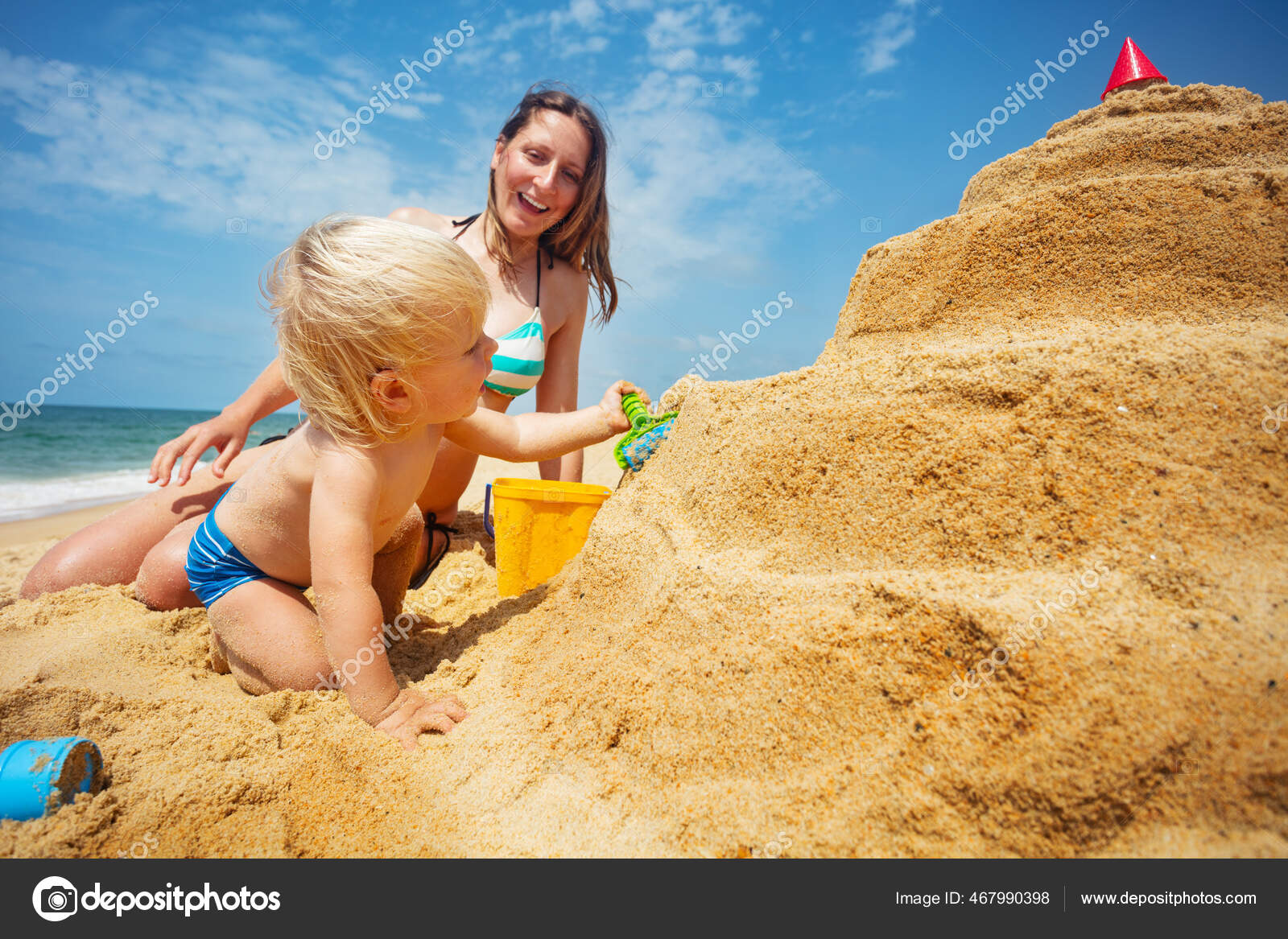 Jogos Dos Meninos Na Praia Com Areia Imagem de Stock - Imagem de