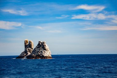 Roca Partida veya Split Rock Pasifik Okyanusu 'ndaki Socorro adalarının en küçüğü