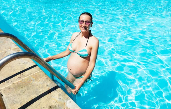 Portrait Pregnant Woman Enter Swimming Pool View Holding Rails Wearing — Stock Photo, Image