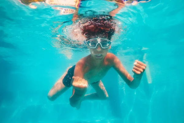 Portrét Pohledného Chlapce Potápěčské Masce Šťastným Výhrou Pozitivní Vítězství Gesto — Stock fotografie