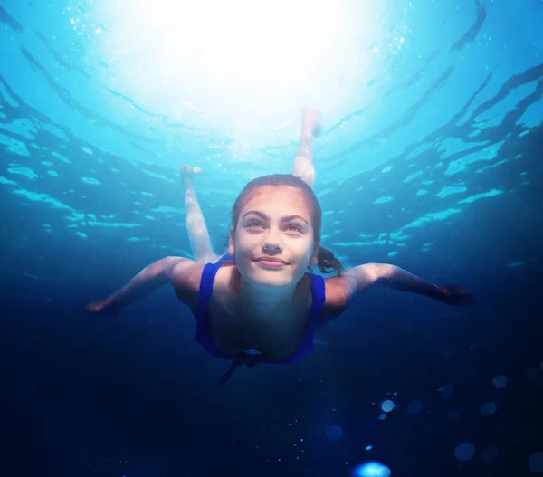 少女の肖像画海の水の奥深くに自信を持って肯定的な笑顔で水中で泳ぐ — ストック写真