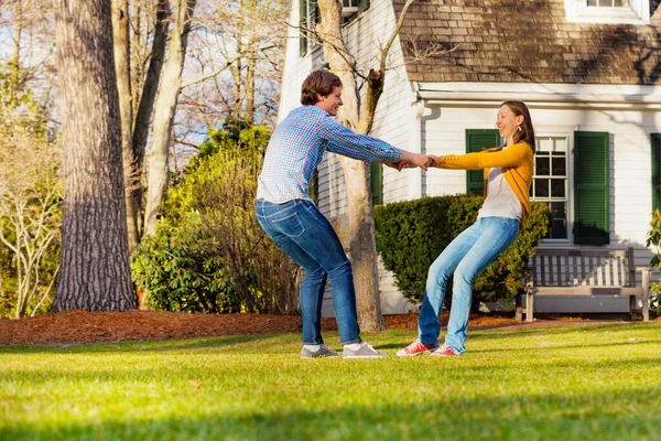 Tanzendes Paar Draußen Park Händchen Haltend Sich Küssend Lustige Aussicht — Stockfoto