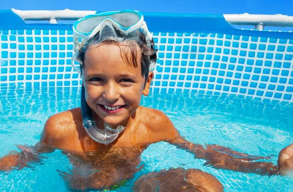 幸せな笑顔男の子とともにScubaマスク座っていますでザスイミングプール — ストック写真