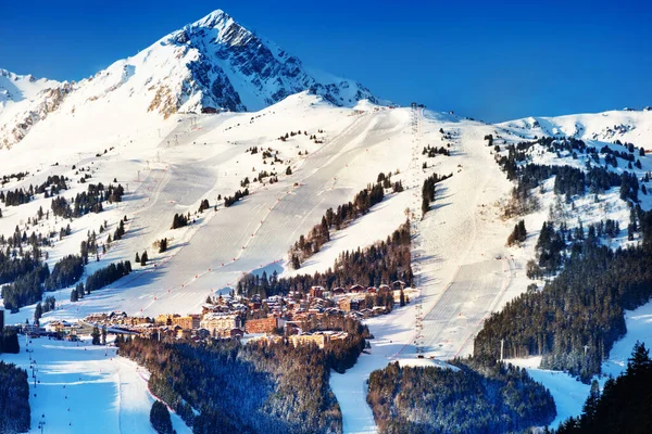 フランス語コーチェベルスキーリゾートの斜面の村 ピークと青空の上にアルプスの山の谷 — ストック写真