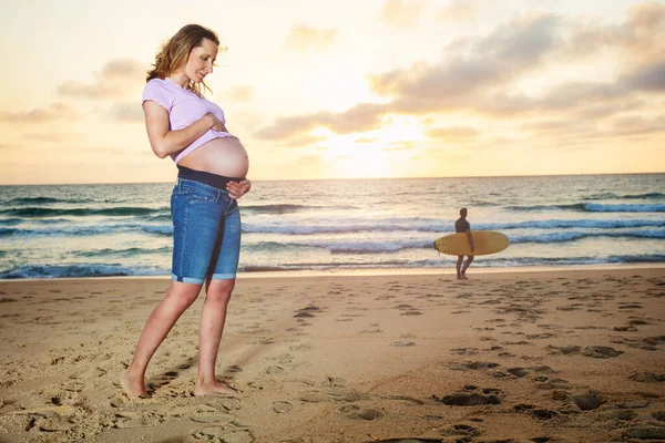 Glad Lugn Gravid Kvinna Semestrar Sandstranden Touch Mage Med Surfare — Stockfoto