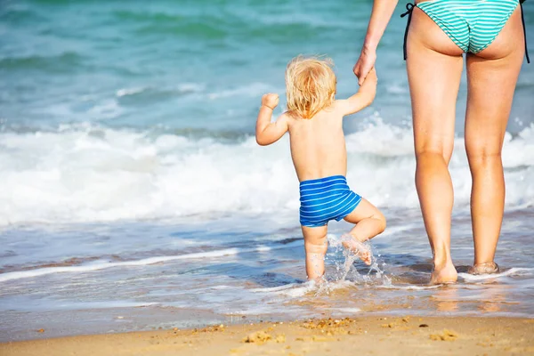 View Back Little Toddler Boy Hold Mother Hands Walking Waves — Stock Photo, Image