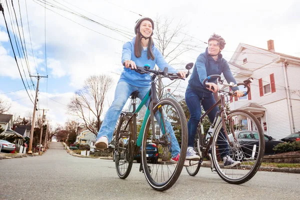 Low Angle Portrait Laughing Couple Smiling Young Woman Ride Bicycle — Stock Photo, Image