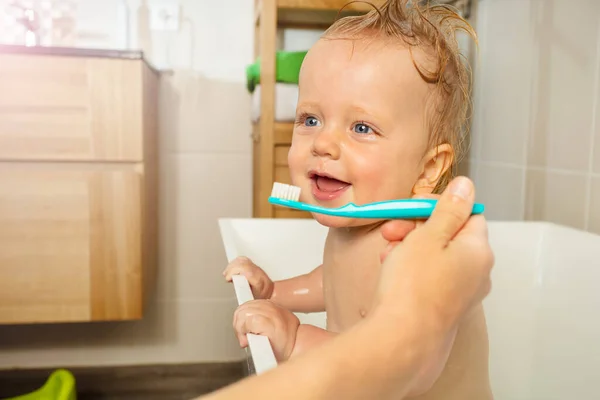 Küçük Sarışın Çocuk Banyo Sırasında Diş Fırçası Kullanmayı Öğreniyor — Stok fotoğraf