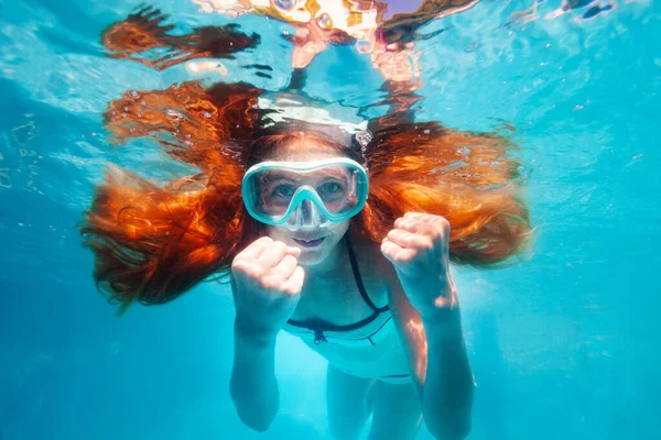 Belo Retrato Subaquático Menina Sorridente Com Cabelos Longos Usando Máscara — Fotografia de Stock