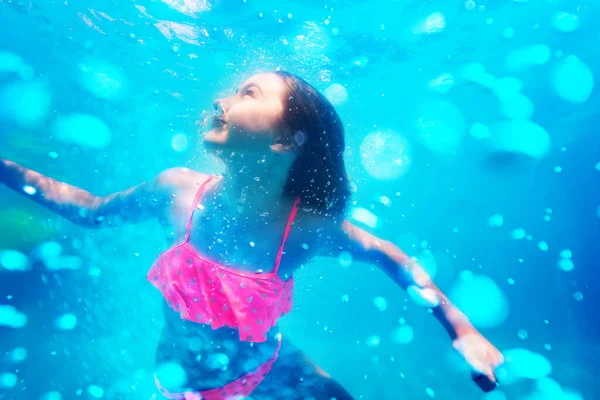 Meisje Duiken Het Zwembad Onderwater Portret Met Bubbels — Stockfoto