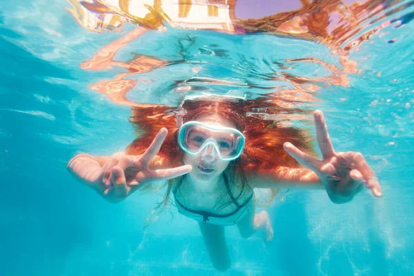 Sorrindo Retrato Feliz Máscara Mergulho Menina Nadar Debaixo Água Piscina — Fotografia de Stock