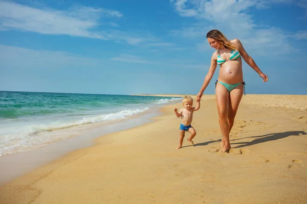 Little Blond Toddler Boy Walk Mother Play Sea Waves Water — Stock Photo, Image