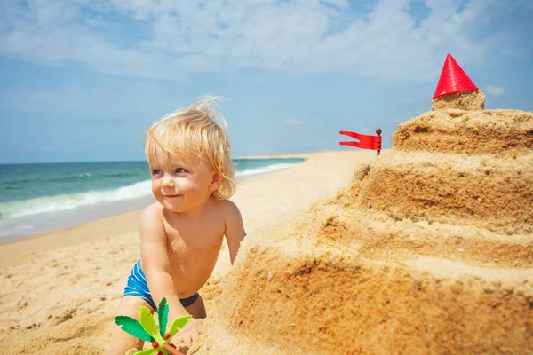 Szczęśliwy Mały Maluch Chłopiec Portret Pobliżu Piasku Zamek Plaży Morskiej — Zdjęcie stockowe