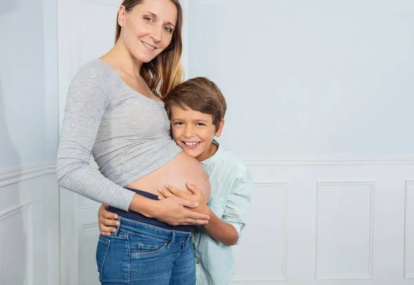 Grossesse Mère Sur Neuvième Mois Fils Câlin Gros Ventre Les — Photo