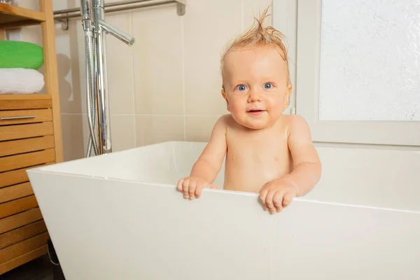 Porträt Eines Hübschen Kleinen Blonden Jungen Der Der Badewanne Steht — Stockfoto