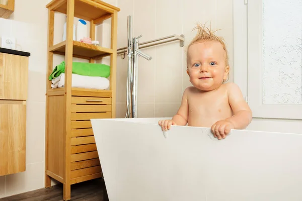 Schönes Porträt Eines Kleinen Blonden Jungen Der Badewanne Badezimmer — Stockfoto