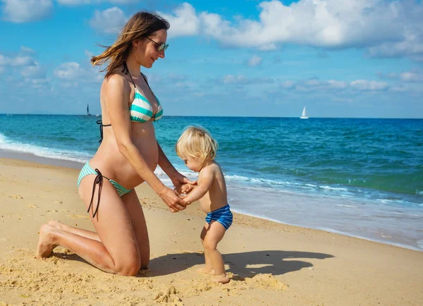 Ciężarna Ćma Mały Chłopczyk Trzymający Się Ręce Plaży — Zdjęcie stockowe