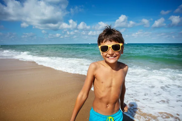 Porträtt Glad Pojke Stå Stranden Nära Havet Bära Solglasögon Och — Stockfoto