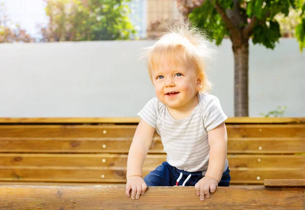 金发碧眼的小男孩公园里的肖像画 — 图库照片