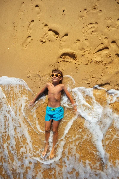 Vue Haut Vagues Mer Heureux Garçon Détendu Étendu Sur Sable — Photo