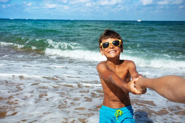 Glad Liten Pojke Solglasögon Dra Föräldrarnas Hand Till Havet Med — Stockfoto