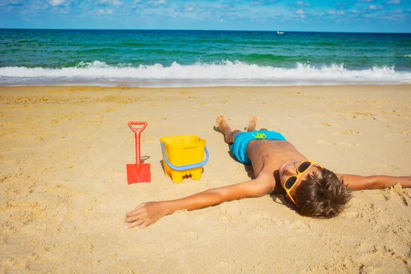 Felice Bambino Anni Sdraiato Rilassato Sulla Spiaggia Con Secchio Pala — Foto Stock