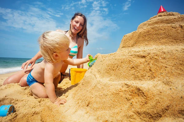 Szőke Kisgyerek Játszani Épület Homok Vár Strandon Boldog Anya Nevetni — Stock Fotó