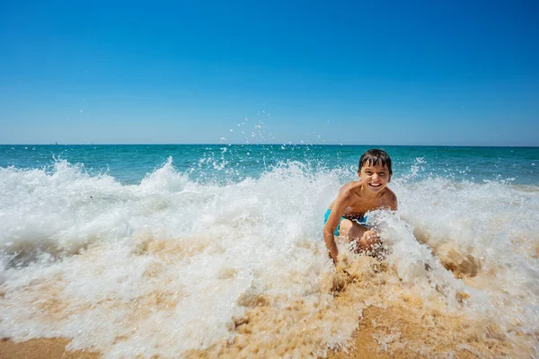 Akcja Ruch Zdjęcie Małego Chłopca Bawić Się Rozbryzgów Fal Plaży — Zdjęcie stockowe