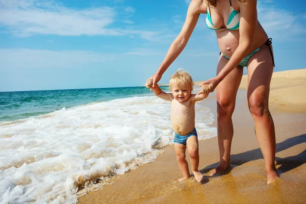 Menino Loiro Com Mãe Brincando Andando Perto Ondas Salpicando Água — Fotografia de Stock