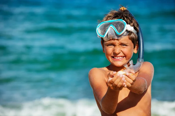 Счастливый Мальчик Собирать Снаряды Пляже Показать Камеру Маске Подводного Плавания — стоковое фото