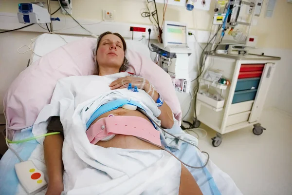 Gravid Kvinna Med Monitorer Sjukhus Förlossningen Innan Förlossningen — Stockfoto