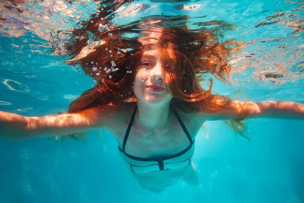 Hermoso Retrato Submarino Niña Sonriente Con Largos Pelos Jengibre — Foto de Stock