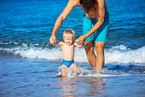 Vader Kleine Schattige Peuter Blonde Zon Lopen Zee Golven Hand — Stockfoto