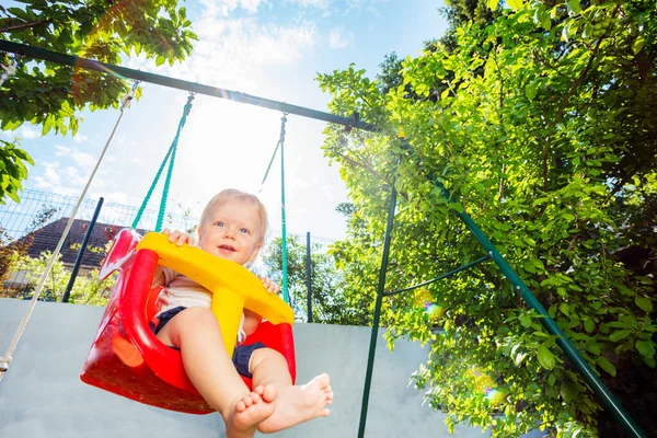 Akció Fotó Fújtató Kis Szőke Kisbaba Swing Kertben — Stock Fotó