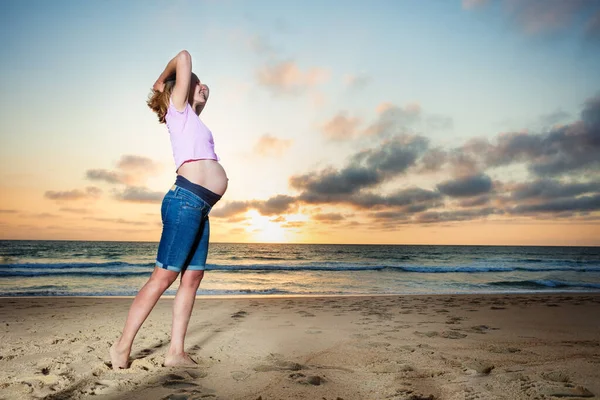 Avslappnad Gravid Kvinna Semestern Sandstranden Utsikt Över Havet Solnedgång — Stockfoto