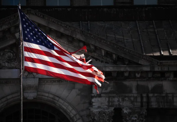 Humoristisk Bild Sönderriven Och Blek Usa Flagga Framför Övergiven Byggnad — Stockfoto