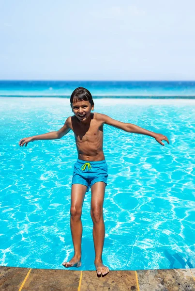 Ευτυχισμένο Αγοράκι Διασκέδασε Πέφτοντας Στην Πισίνα Γελώντας — Φωτογραφία Αρχείου