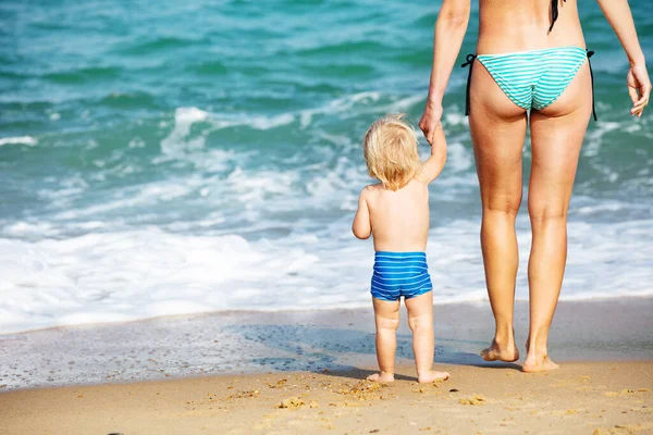 View Back Little Toddler Boy Hold Mother Hands Stand Waves — Stock Photo, Image